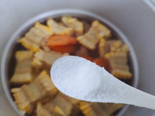 胡萝卜玉米排骨汤,加一小勺细盐