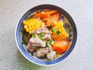 胡萝卜玉米排骨汤,装碗