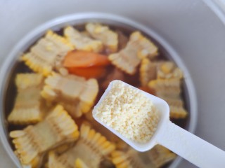 胡萝卜玉米排骨汤,加一小勺鸡精