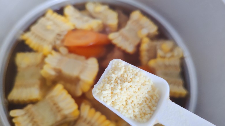 胡萝卜玉米排骨汤,加一小勺鸡精