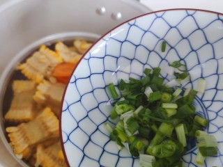 胡萝卜玉米排骨汤,加入小葱，搅拌均匀，即可