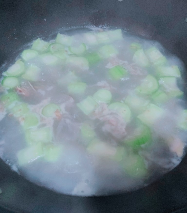 丝瓜花蛤汤,煮一会儿