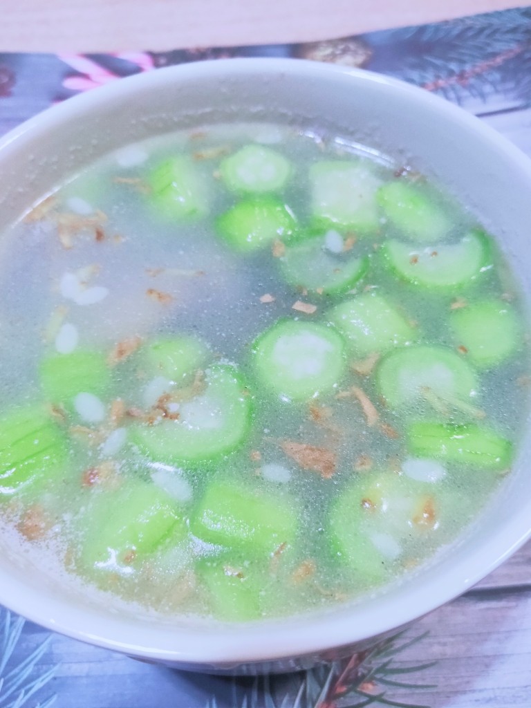 丝瓜花蛤汤,装汤碗里