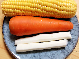胡萝卜玉米排骨汤,准备好甜玉米、胡萝卜、山药，洗净待用。