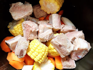 胡萝卜玉米排骨汤,将食材放入高压锅中。