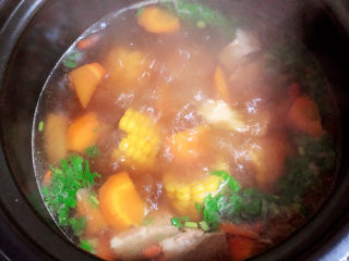 胡萝卜玉米排骨汤,出锅前撒上小葱末、香菜末。