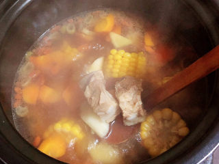胡萝卜玉米排骨汤,排骨煮熟后，开锅收汁按键熬煮5-10分钟。