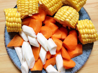 胡萝卜玉米排骨汤,将蔬菜切好待用。