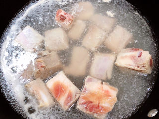 胡萝卜玉米排骨汤,锅中烧开水，焯一下排骨，祛除血水。