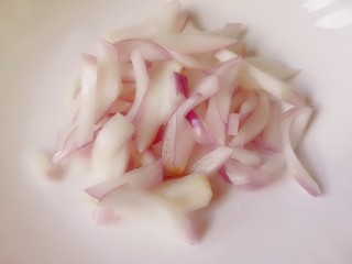 白玉菇炒肉,洋葱切丝备用