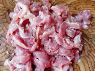 白玉菇炒肉,瘦肉切成丝