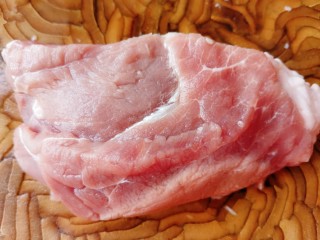 白玉菇炒肉,瘦肉洗净，沥干水分