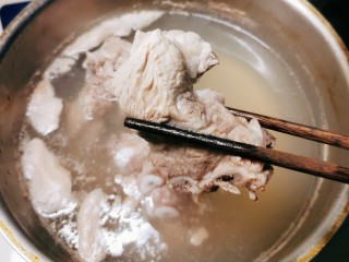 胡萝卜玉米排骨汤,排骨凉水下锅  水开之后捞出
