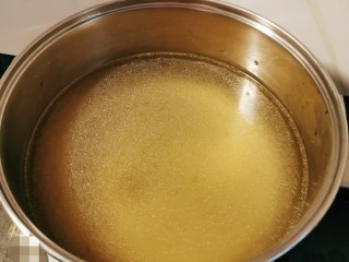 胡萝卜玉米排骨汤,将排骨汤过滤到汤锅里 虑掉香辛料和骨渣 烧开