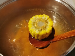 胡萝卜玉米排骨汤,放入玉米