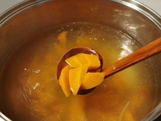 胡萝卜玉米排骨汤,煮至胡萝卜成熟
