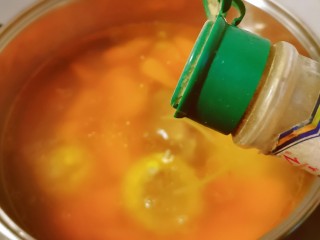 胡萝卜玉米排骨汤,放入盐和胡椒粉 关火