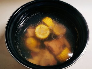 胡萝卜玉米排骨汤,约40分钟 排骨汤熟了 