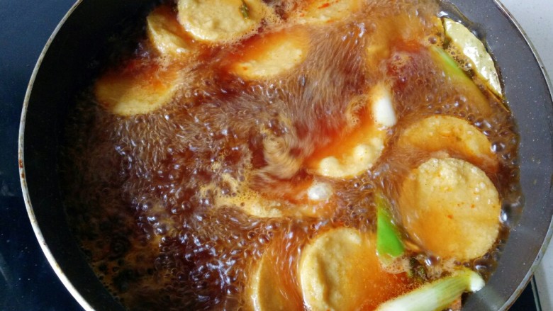 卤素鸡,放入煎好的素鸡，盖上锅盖中小火焖煮20分钟