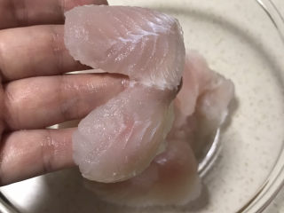 水煮龙利鱼,龙利鱼斜刀切较厚点的鱼片