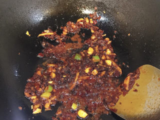 水煮龙利鱼,起锅烧油，下葱姜蒜炒出香味下豆瓣酱火锅底料，炒出红油
