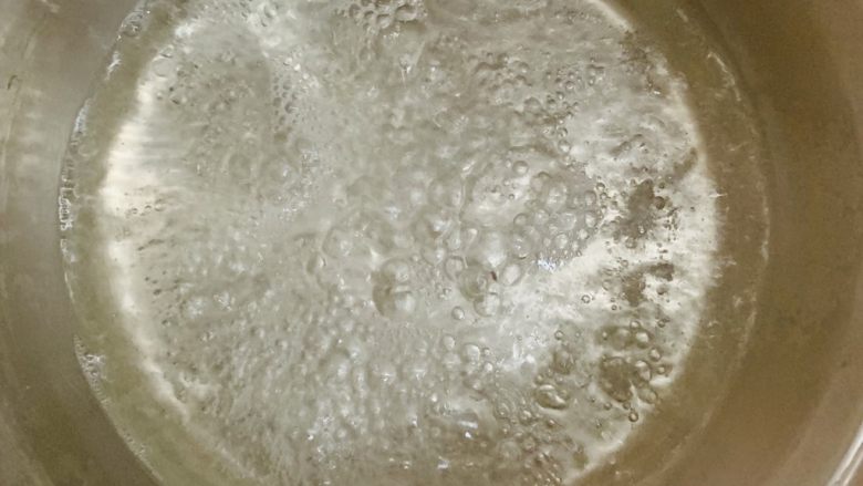 黄瓜牛奶甜凉粉,搅拌均匀后用大火烧开。