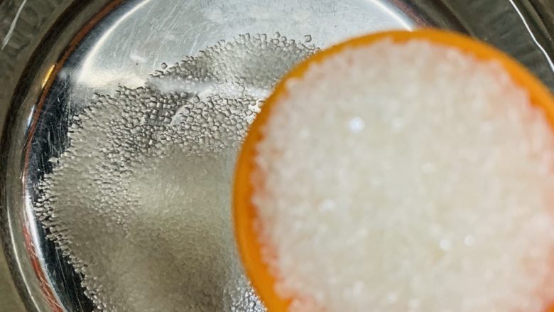 黄瓜牛奶甜凉粉,剩余水倒入锅里加入白糖。