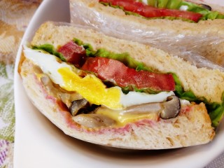 鸡蛋芝士全麦三明治,对半切开，蘑菇的温度让芝士慢慢融化。