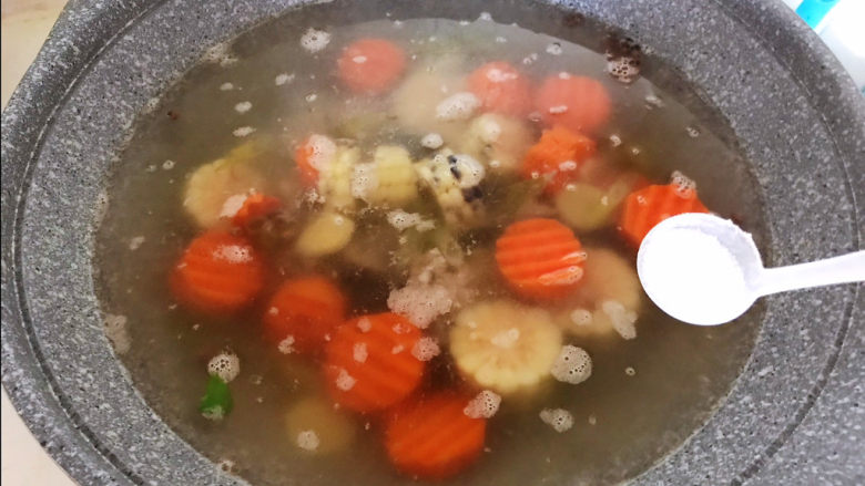 胡萝卜玉米排骨汤,加入精盐