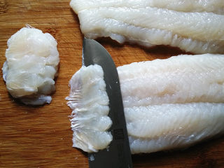 水煮龙利鱼,鱼肉洗净沥干水分，用刀切簿片