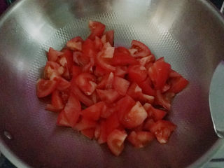 水煮龙利鱼,放入西红柿