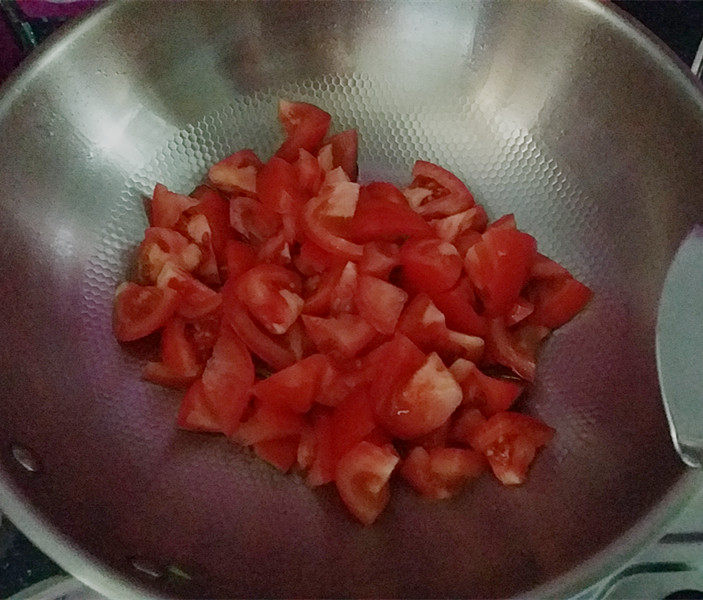 水煮龙利鱼,放入西红柿