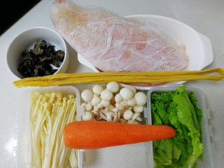 水煮龙利鱼,主要食材龙利鱼解冻，腐竹干和木耳清水泡发。