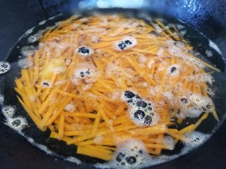 水煮龙利鱼,放入胡萝卜丝，文火煮开。