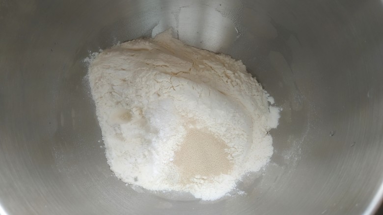 炸油饼,加入3克酵母粉，2克小苏打，适量盐