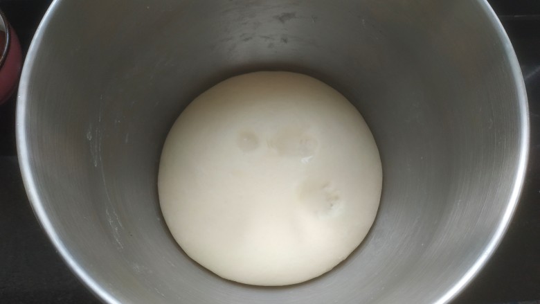 炸油饼,盖上保鲜膜常温发酵两小时左右，面团成两倍大
