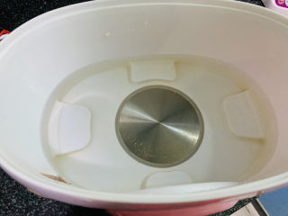 胡萝卜玉米排骨汤,隔水炖锅，加水