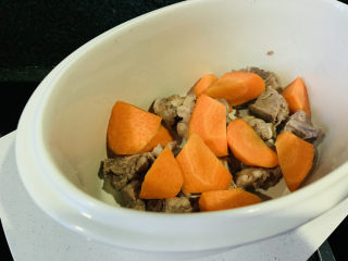 胡萝卜玉米排骨汤,炖锅内加入胡萝卜