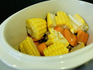胡萝卜玉米排骨汤,加玉米