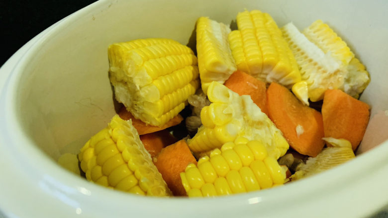 胡萝卜玉米排骨汤,加玉米