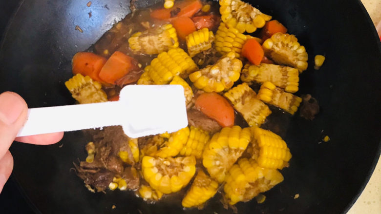 胡萝卜玉米排骨汤,期间，尝一下味道，适当加一点点盐调味