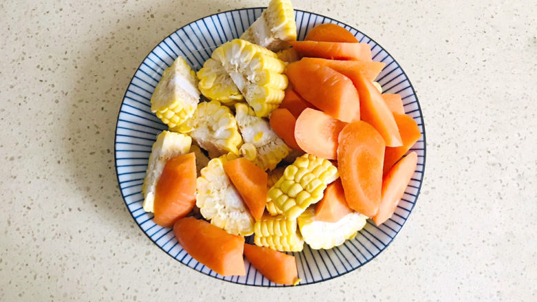 胡萝卜玉米排骨汤,胡萝卜切成滚刀块，水果玉米切小块