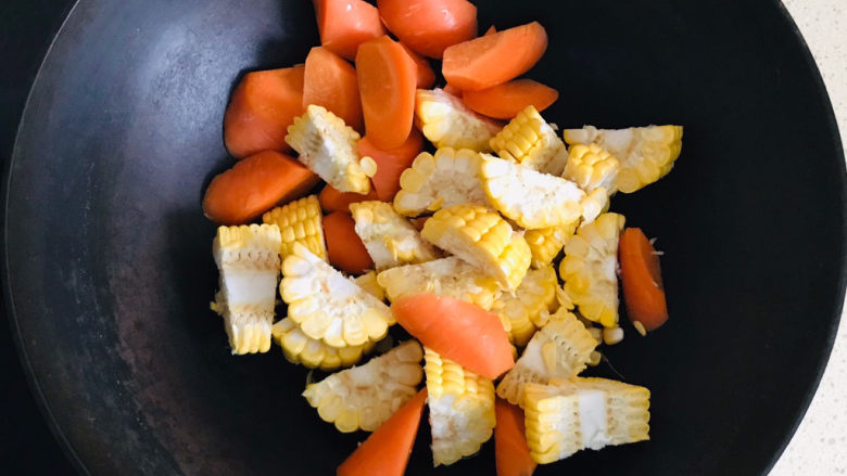胡萝卜玉米排骨汤,全部加入锅里