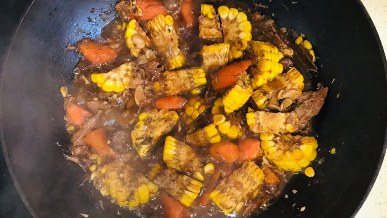 胡萝卜玉米排骨汤,一直慢火炖至玉米入味，胡萝卜变软，就可以关火起锅装盘了