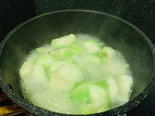 丝瓜花蛤汤,煮开约3分钟