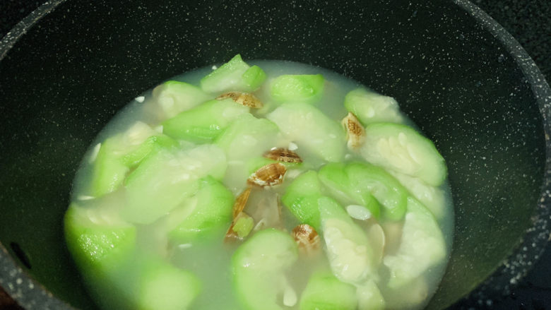丝瓜花蛤汤,起锅