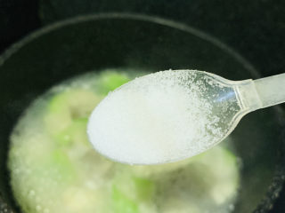丝瓜花蛤汤,加少许盐