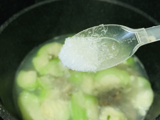 丝瓜花蛤汤,少许味精