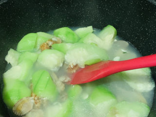丝瓜花蛤汤,搅拌均匀