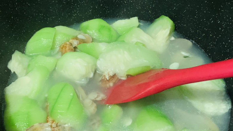 丝瓜花蛤汤,搅拌均匀